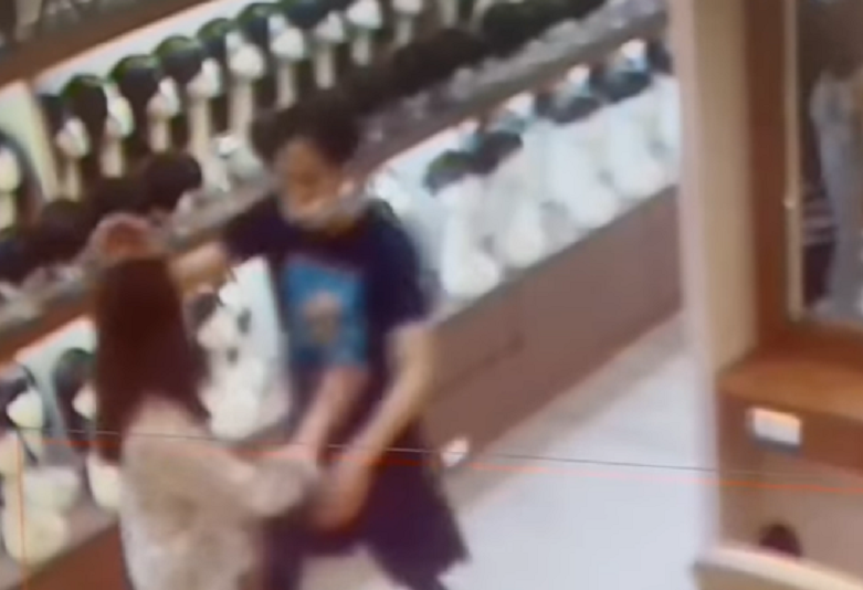 男星疑侵犯女店员!尾随女性进休息室伸手抱身体,监控也曝光