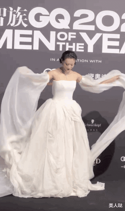 乔欣|美真的与年龄无关!24岁赵露思撞衫44岁倪虹洁,明明年轻20岁却被艳压