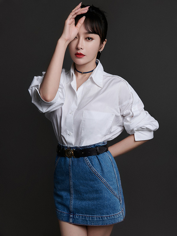 秦岚|秦岚好酷,牛仔外套配白T恤+牛仔短裤很帅气,有点女版牛仔范儿.