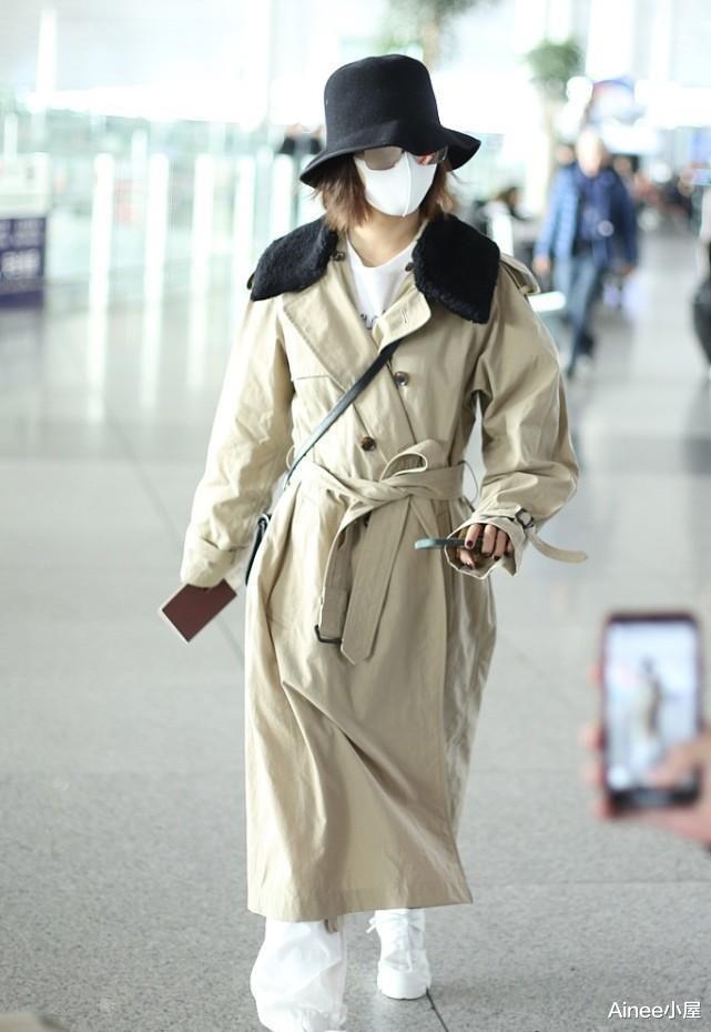 王珞丹|王珞丹穿“军大衣”出门，毛毛领看着挺有个性，配羊羔毛帽真别致