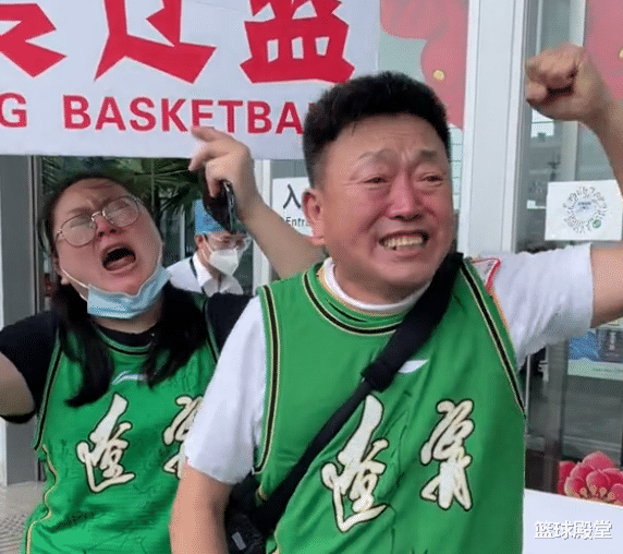 辽宁男篮|辽宁球迷太好哭了！机场举牌+高呼口号送行辽篮，工作人员泪目！