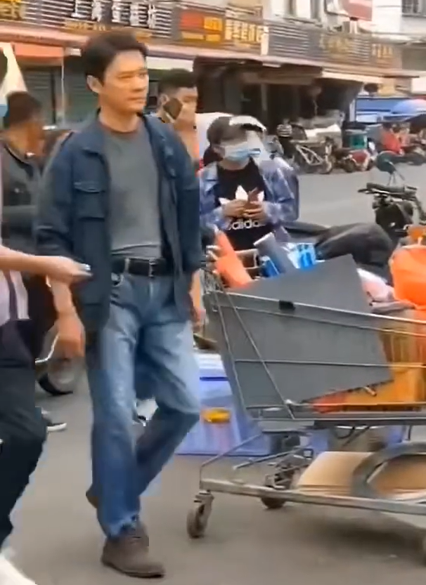 Angelababy|Baby菜市场拍戏被偶遇！光腿抱一个大热水袋，颜值太高被路人盯着看