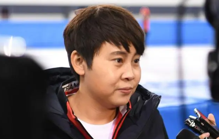 王濛|和王曼丽比赛谁能赢？王濛回答既幽默又彰显出高情商，满满求生欲
