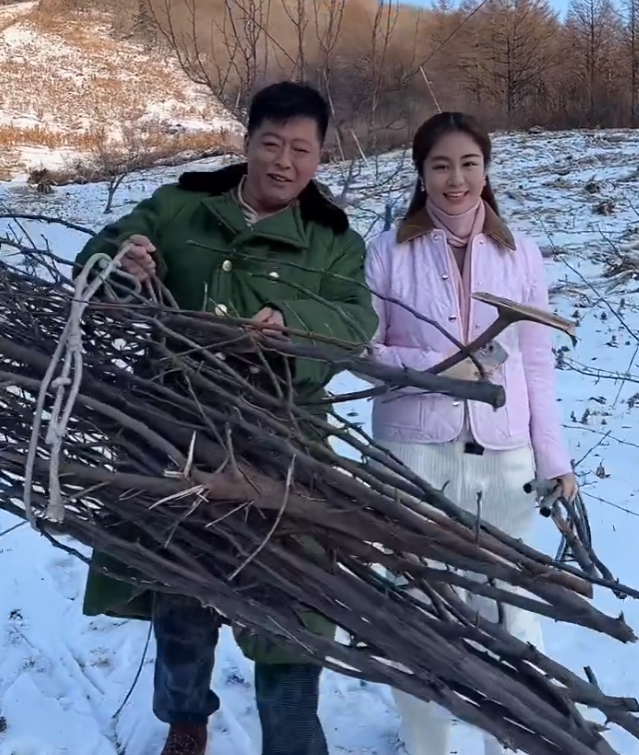 谢永强|谢永强王小蒙雪地里捡柴!手提多捆树枝动作吃力,女方脸被冻通红