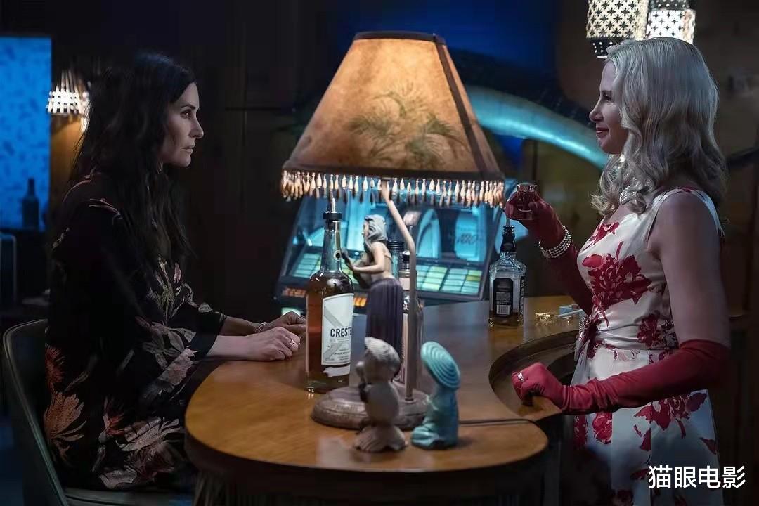 老友记|57岁老友记莫妮卡瘦成皮包骨，颧骨突出法令纹明显，网友：可惜了