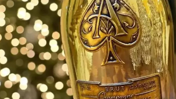 神曲|“想你的腿，亲你的嘴？”低俗神曲《黑桃A》，成了幼儿园的社会摇