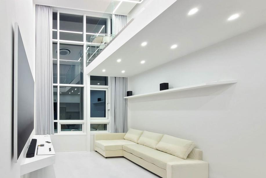 50㎡跃层公寓，装修“简”过头了！全屋刷大白墙，悬空书房很过瘾