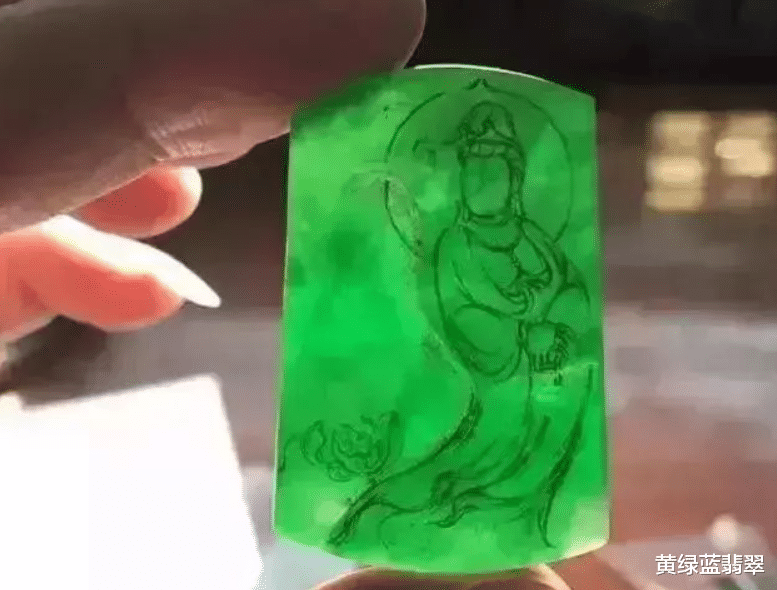 翡翠|不起眼的翡翠小料,竟开出价值千万级别的冰阳绿,做成成品更是美到“无法想象”