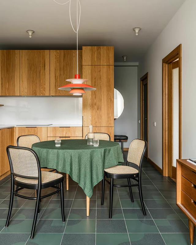 仅55平中古风小户型,深沉墨绿配明亮黄,每一件家具都非常适合