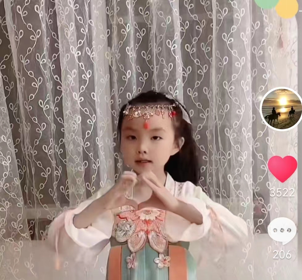 街拍|基因强大！田静父亲晒外孙女悦悦旧照，网友感慨太像许妈了