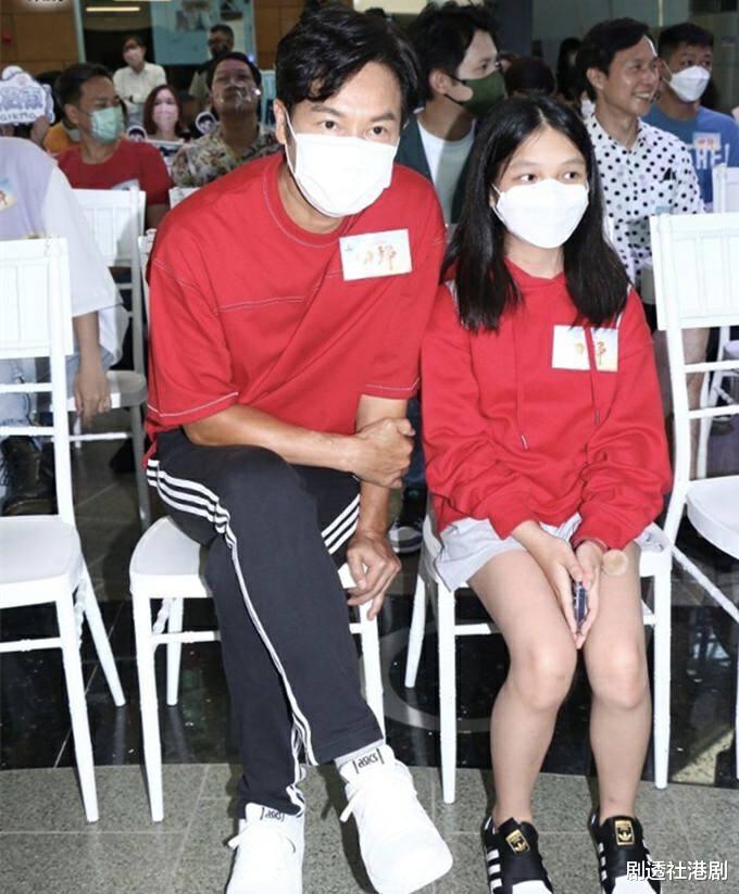 郭晋安|TVB三届视帝女儿近照曝光!与父亲比心太可爱,脸型太像妈妈