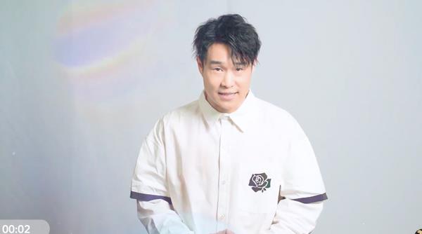 小沈阳|小沈阳15岁女儿显成熟，豪宅厕所跳热舞，手上一条小皮带近4千