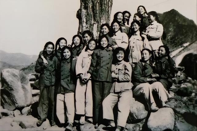 1995年老太太没钱治病,儿子拿立功证章找政府,军区领导亲自探望