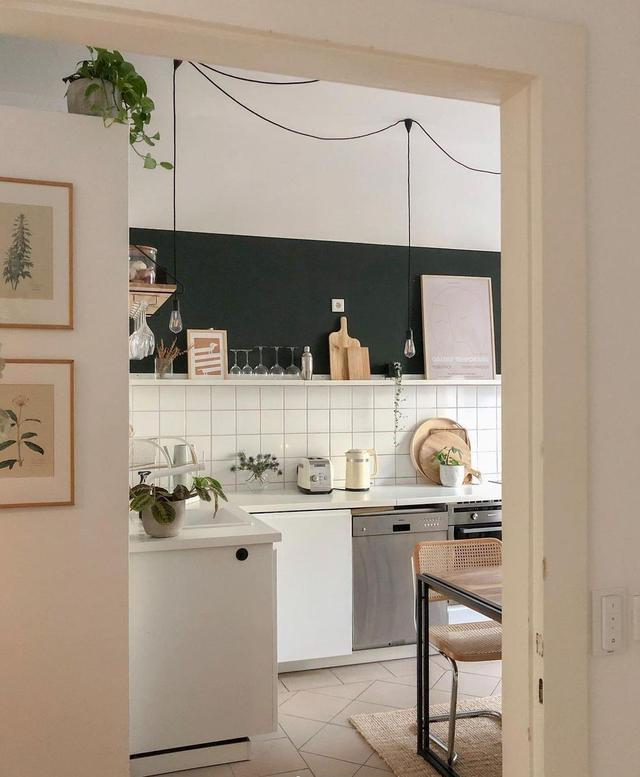 85平德国住宅，小客厅小窗户，拼色厨房和惬意的露台，简约又清新