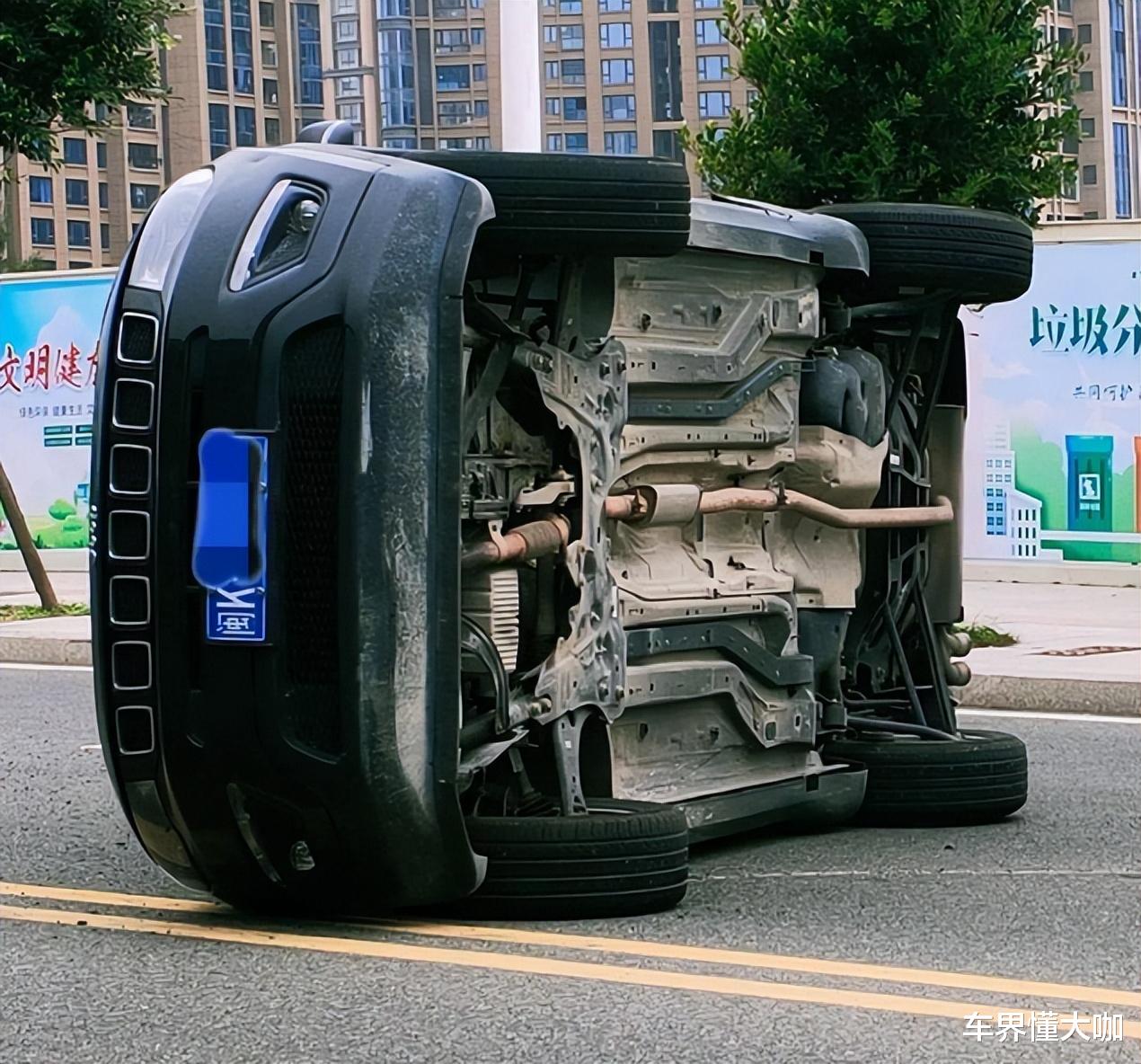 轻轻一撞,SUV侧翻在马路上