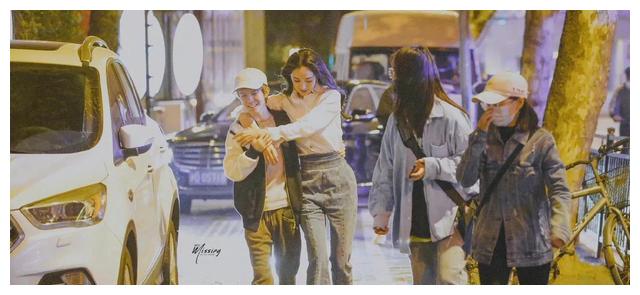 杨幂郭敬明近况曝光！勾肩搭背，杨幂的腿太引人注目