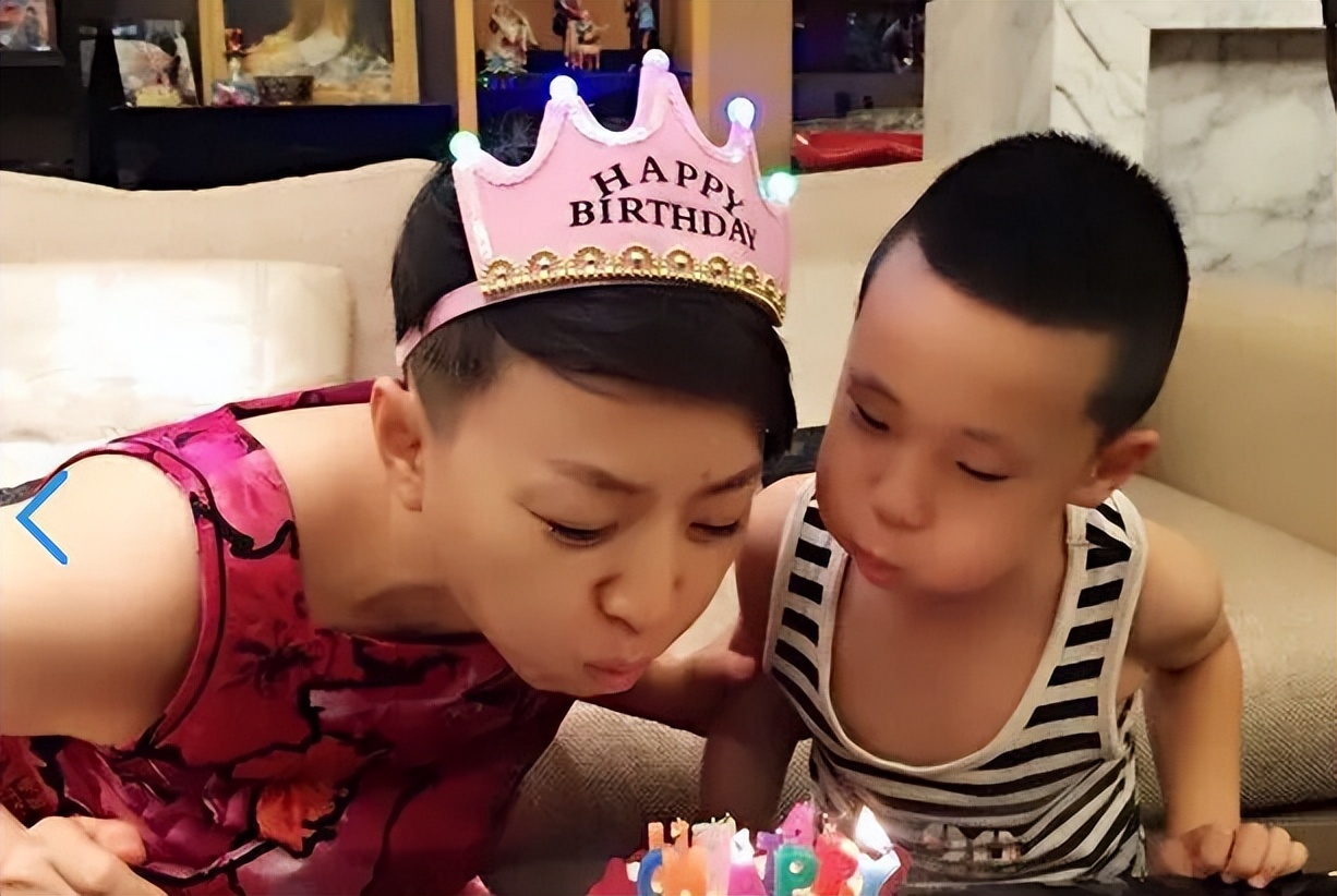 宋丹丹62岁大寿快请来半个娱乐圈!穿礼服罕见性感,孙子肉脸超萌