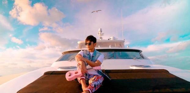 周杰伦|周杰伦5岁儿子升格男主!撩妹功力不输爸爸,老粉:说不出的感动