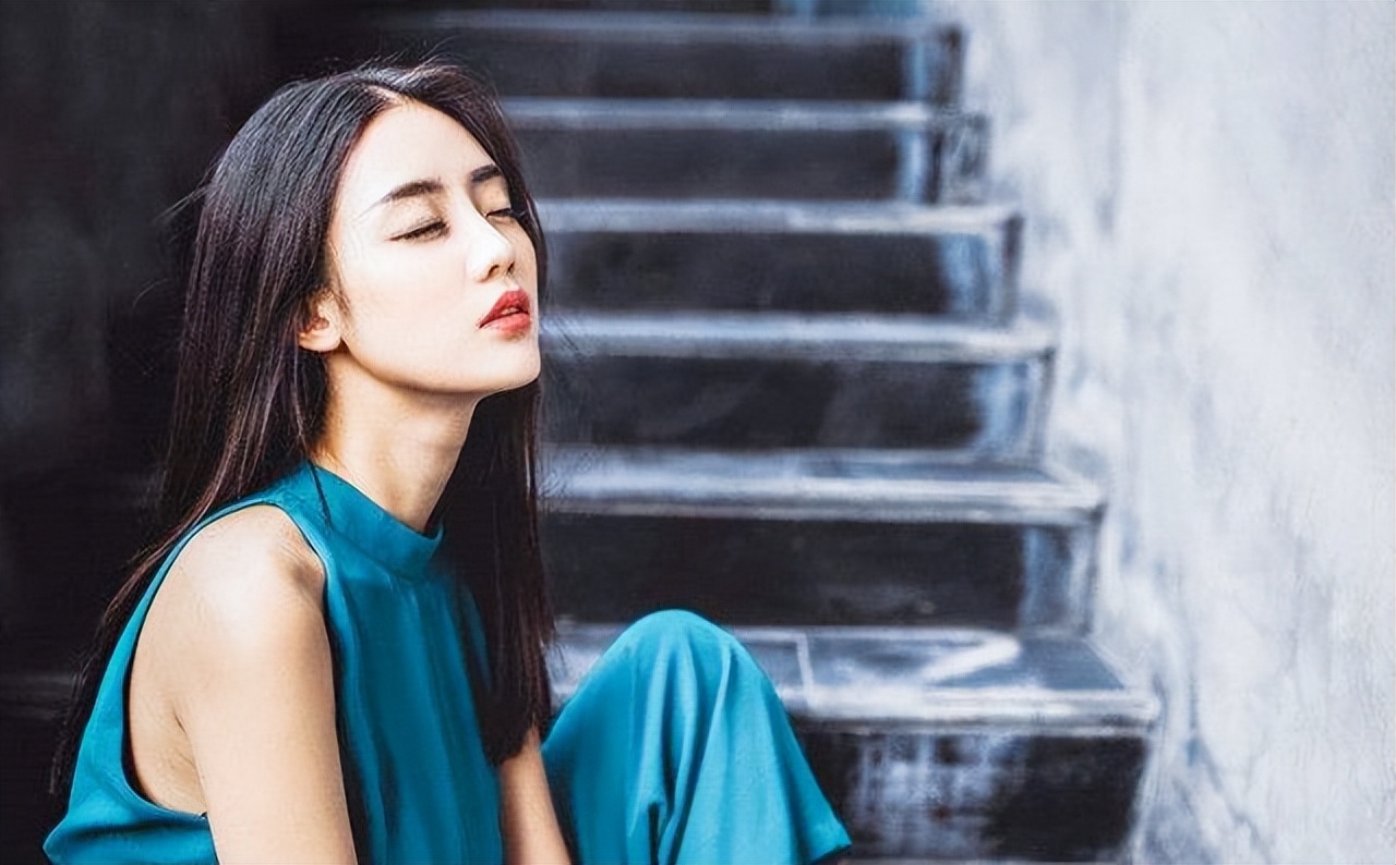 69岁英国富豪:痴恋33岁中国女外卖员,结婚12年,他们生了3个女儿