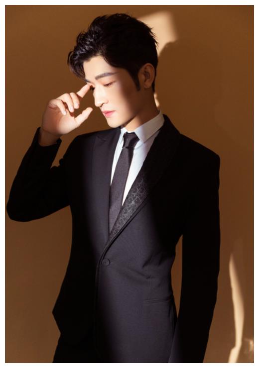 尹颂|央视新面孔尹颂：因外形帅气出圈，登上春晚事业稳定，女儿颜值高