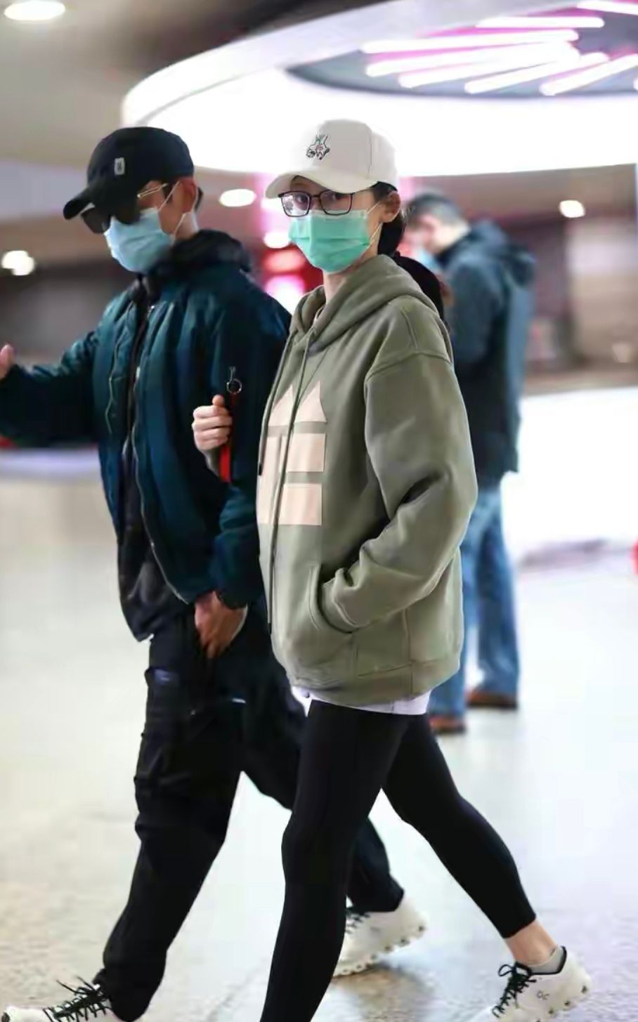 穿衣搭配|郑恺一家三口走机场，苗苗素颜穿卫衣像学生，女儿小眼睛真像爸爸