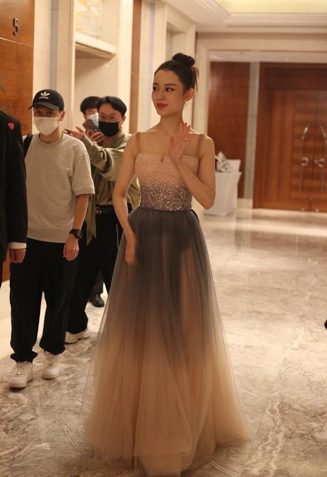 郎朗|郎朗的钢琴家妻子太有气质了，穿透视礼服裙也很高贵，身材真好