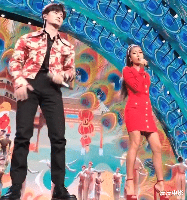 春晚|春晚最惊艳女星：李思思丝绒天鹅颈，李宇春性感，伊丽媛华贵雍容