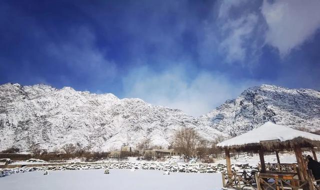 景甜|景色好美！贺兰山上落了雪，冬天才有了样子，远古岩画吸睛