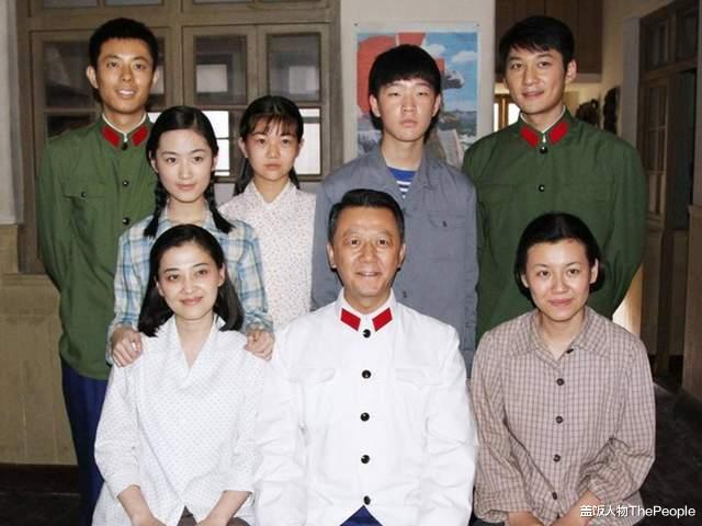 富士|70年代吃富士、电灯岔着开、化妆又美颜…年代剧别把观众当文盲了