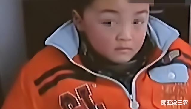 3岁男孩被拐1050天,人群中认出父亲,跑上前紧紧抱住不松手