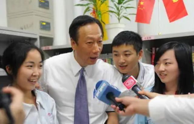 海外建厂受挫,郭台铭后悔了,重返国内招工:干满三月就奖7500元
