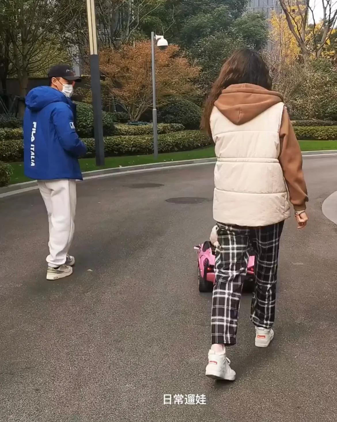 林峰|林峯张馨月夫妇遛娃日常温馨有爱,2岁“格格”开粉色小车超萌