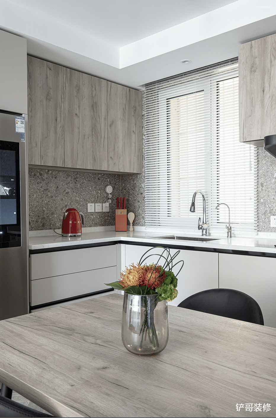 灰色系的小宅，复古有温度，粉红与翠绿的加持更为独特