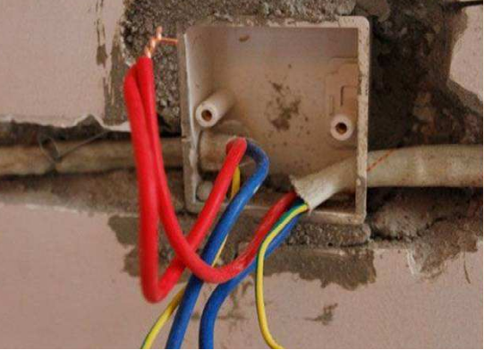 工人要是这样装电线,马上喊停重装,否则入住你就后悔