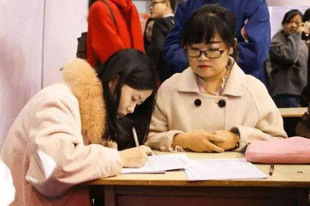 本科生|专科女生求职被拒，晒简历寻求支持，网友：换做是我也拒绝