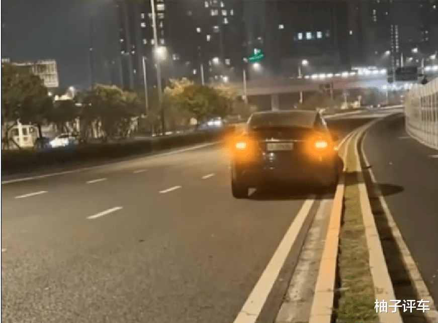 一周内两起失控事件!特斯拉频频翻车,撕下了电动车的“遮羞布”