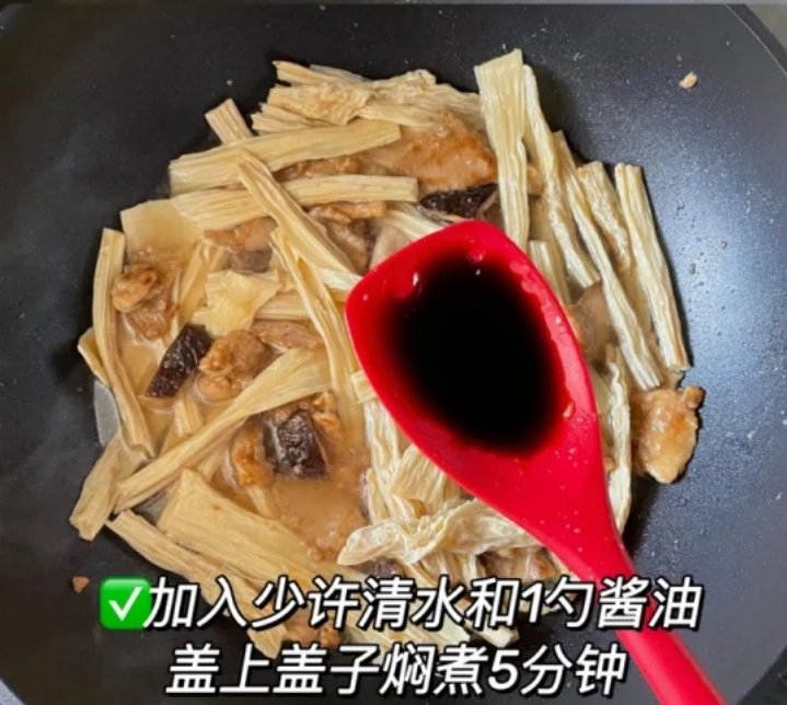 天冷了，我家最爱吃这道菜，荤素搭配，解馋开胃，家人爱吃不剩菜