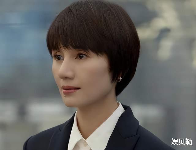 袁泉|《玫瑰之战》播出，袁泉上演一人千面，还弥补了老搭档靳东的遗憾