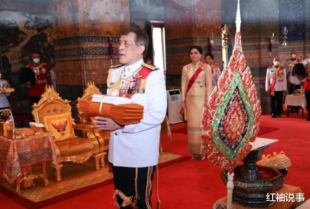 诗妮娜|44岁苏提达宣示主权，当众秀恩爱说悄悄话，不考虑诗妮娜感受