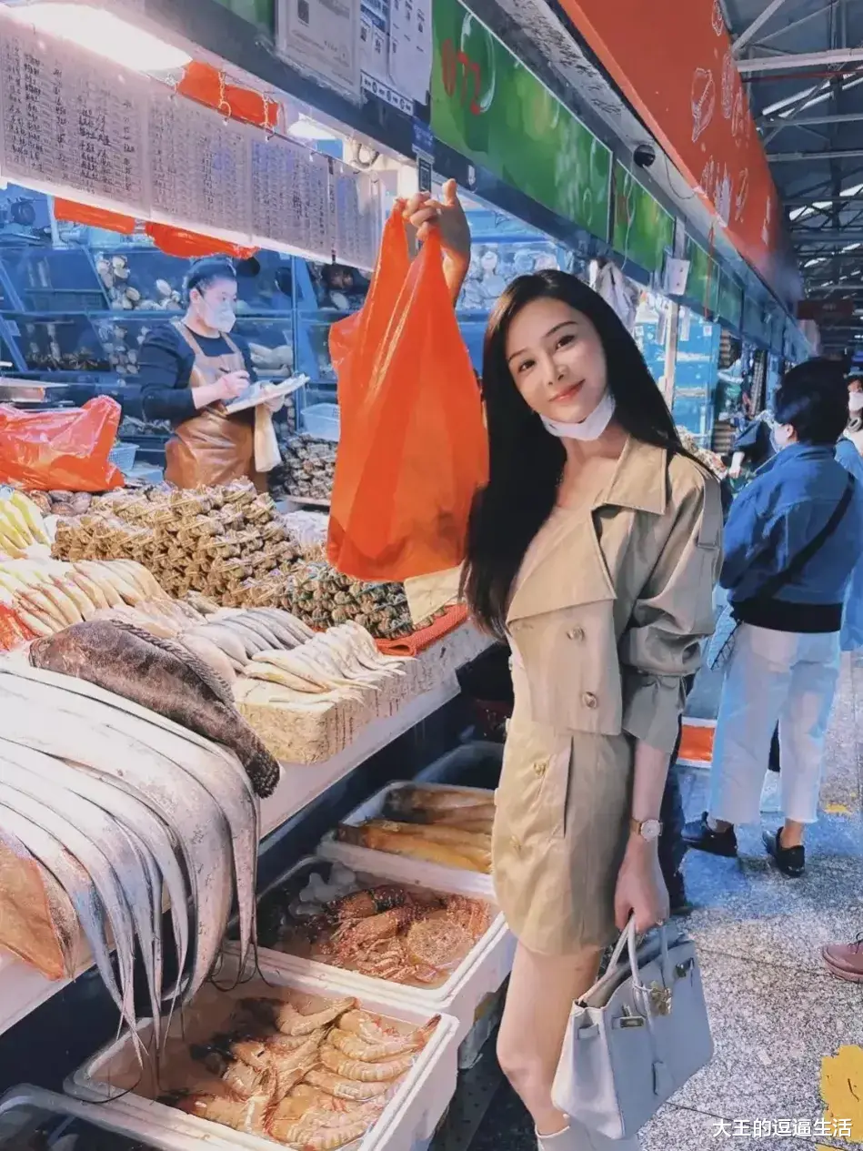 张颖颖|前两天大S和具俊晔又秀了一把恩爱，新女友张颖颖逛菜市场下厨？