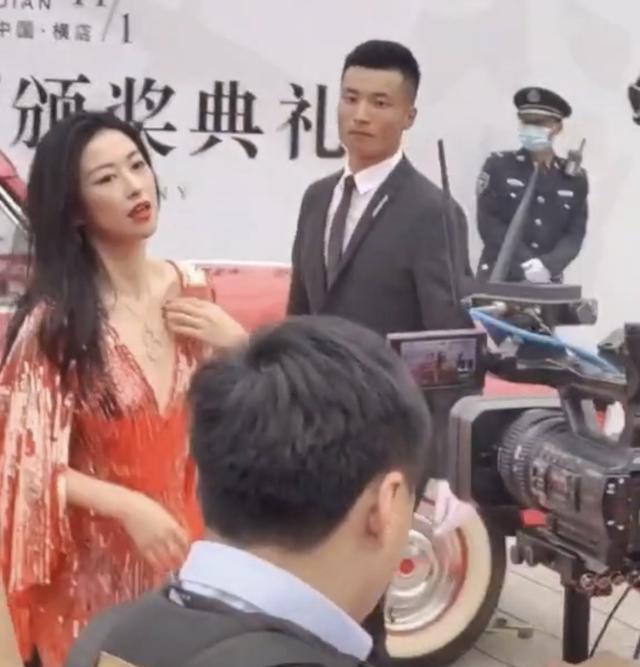 朱珠|朱珠穿深V礼服出席活动,怕走光整理领口,服务生一直在看