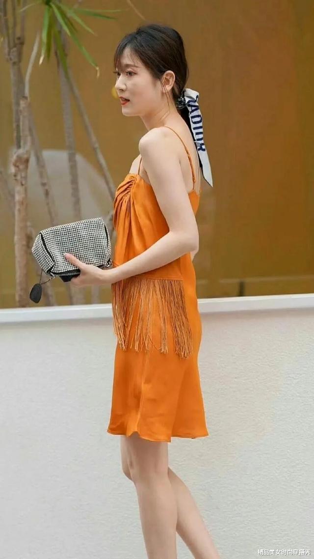 时尚有型的裙装穿搭，轻松秒变街头小达人，你get了吗？