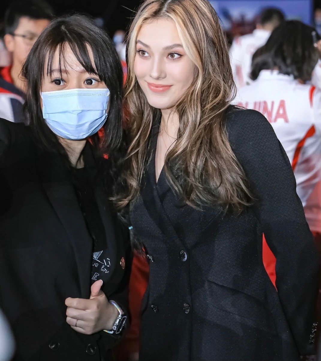 王冰冰|谷爱凌上央视表演,合影王冰冰!穿黑色外套性感,18岁身材曼妙