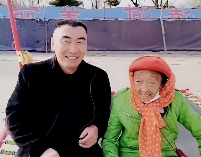 李玉成|85岁马玉琴吃完饭起身回家，站门口提裤子争议，网友：丢人现眼