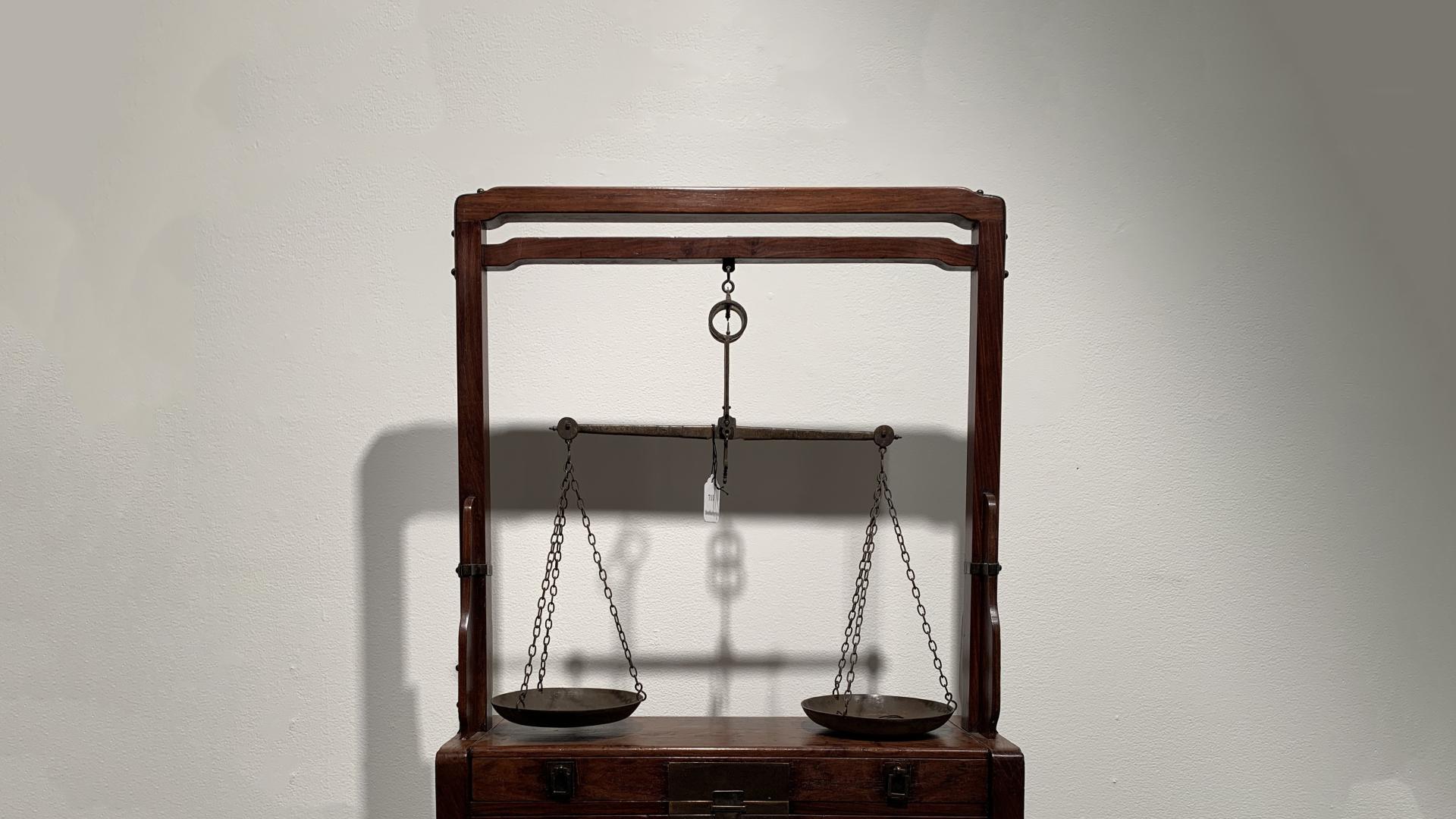 |木质细腻华丽，黄花梨天平架12.5万美元成交