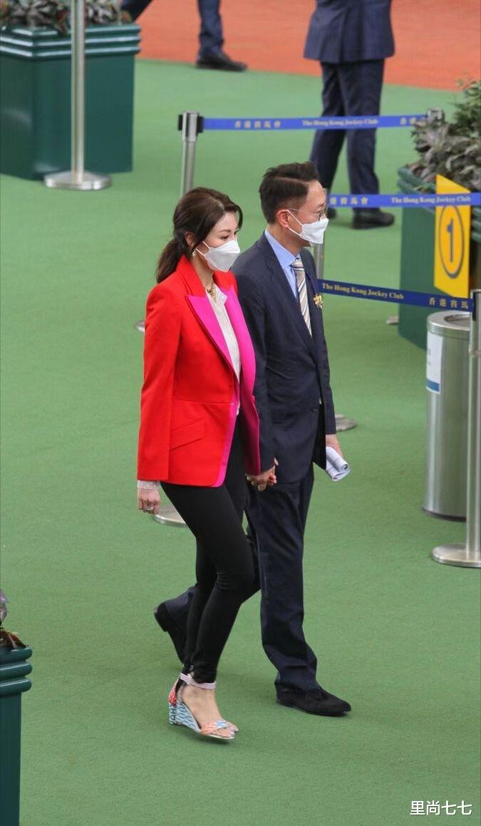 李嘉欣|李嘉欣胖得挺明显！穿健美裤配西装像妇女主任，终于接地气了