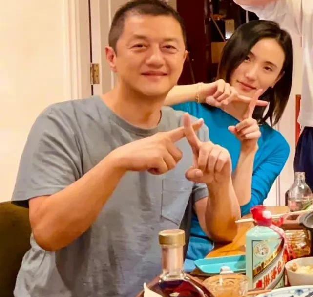 李亚鹏|李亚鹏二婚妻子太享福,保姆抱着孩子出门,像个阔太完全不用操心