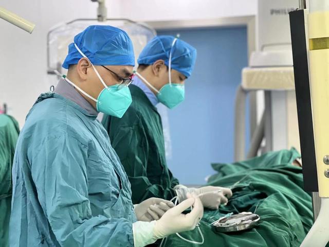 肺栓塞|“弯钩”状异物堵住血管主干道，六旬老人肺栓塞命悬一线