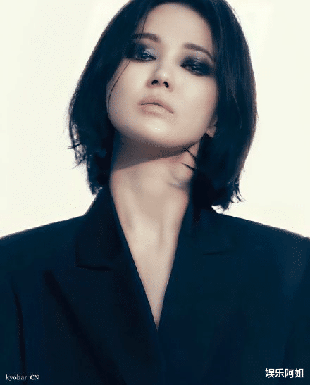 宋慧乔|40岁宋慧乔风格大变！浓重烟熏妆太抢眼，这气场大到认不出