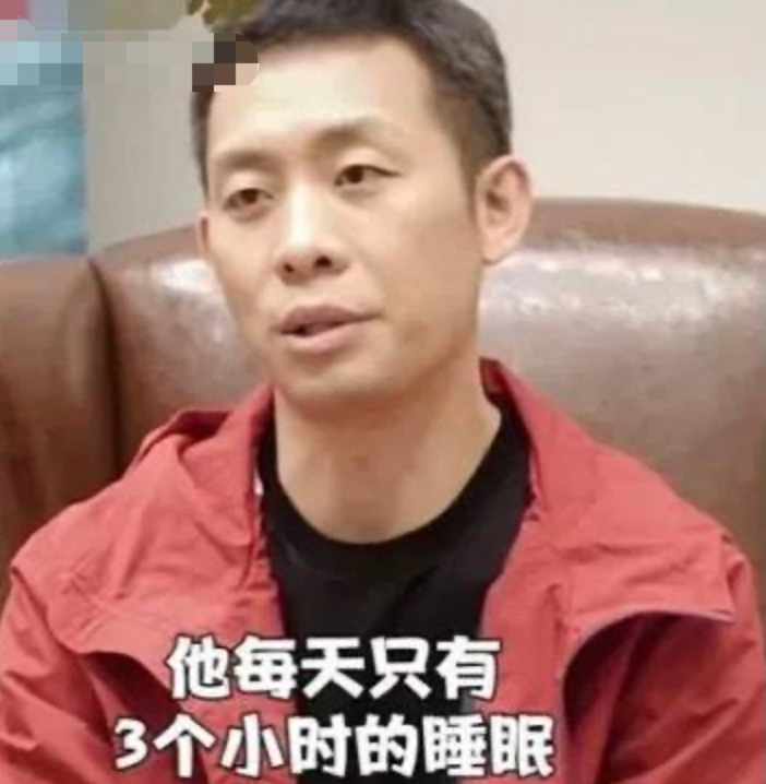 张艺谋|张艺谋私下开会画面曝光！眼眶含泪说话哽咽，头发些许灰白穿着朴素